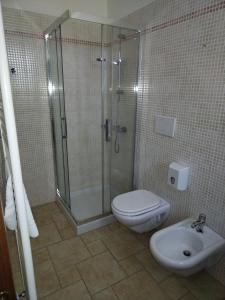 y baño con ducha, aseo y lavamanos. en Masseria Catucci Agriturismo, en Alberobello