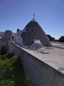une image d'une pyramide derrière un mur dans l'établissement Masseria Catucci Agriturismo, à Alberobello