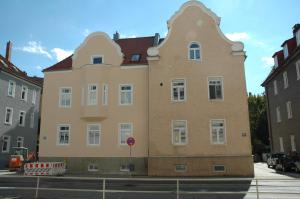 a large brown building with white windows on a street at Ferienwohnung Ratisbona in Regensburg