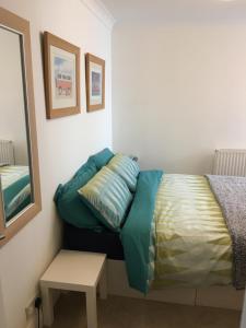 a small bedroom with a bed and a table at Quirky 1 bedroom Apartment in Boscombe in Bournemouth