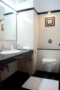 Diamond Hotel tesisinde bir banyo