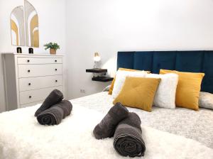 a bedroom with a bed with towels on it at La Brisa apartamento in Málaga