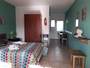 1 dormitorio con 1 cama, mesa y sillas en APART DEUFELL en Embalse