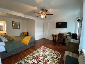 een slaapkamer met een bed en een plafondventilator bij The St Maries Inn in Saint Maries