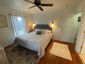 een slaapkamer met een bed en een plafondventilator bij The St Maries Inn in Saint Maries