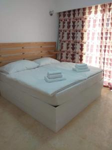 duże białe łóżko w pokoju z oknem w obiekcie Apartment for kitesurflovers w mieście Hurghada