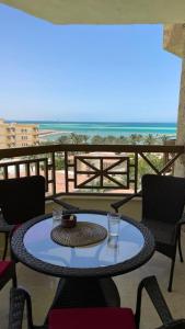 stół na balkonie z widokiem na plażę w obiekcie Apartment for kitesurflovers w mieście Hurghada
