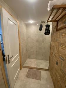łazienka z prysznicem z drzwiami i prysznicem w obiekcie Apartment for kitesurflovers w mieście Hurghada