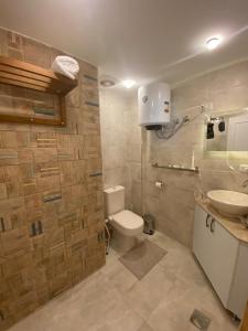 Łazienka z białą toaletą i umywalką w obiekcie Apartment for kitesurflovers w mieście Hurghada
