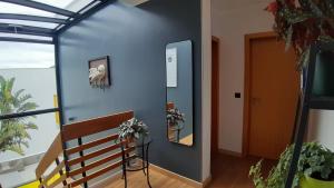 Cette chambre est dotée d'un mur bleu et d'un escalier. dans l'établissement Amateur Runners, à Água de Alto