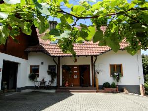 a white house with a red roof at Ferienwohnung Hotte´s Hütte in Ettenheim