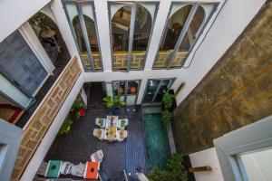 una vista aérea de un edificio con mesa y sillas en Riad Les Jardins des Lilas en Marrakech