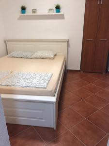 sypialnia z łóżkiem i podłogą wyłożoną kafelkami w obiekcie Apartment Topolica w Barze