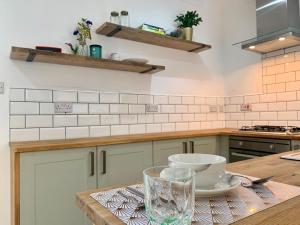 Kuchyň nebo kuchyňský kout v ubytování Business friendly & Spacious 2BR home - Perfectly located for working in Swansea + 21 fotografií