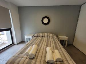 1 dormitorio con 1 cama con 3 almohadas en Departamento Céntrico muy cómodo, en San Juan 2 fotos más