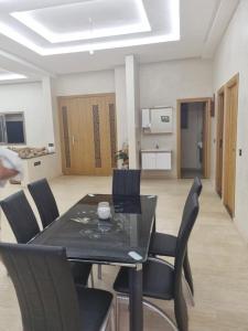 uma mesa de jantar e cadeiras numa sala de estar em Villa atlas farm strictement pour les familles em Marrakech