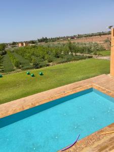 uma piscina no meio de um quintal em Villa atlas farm strictement pour les familles em Marrakech