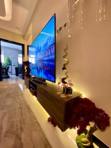 a living room with a large flat screen tv at فلامينجو Flamingo in Abha