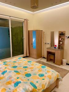 a bedroom with a large bed and a desk at فلامينجو Flamingo in Abha