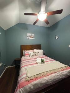um quarto com uma cama e uma ventoinha de tecto em Spacious Conroe Home around 4 miles to the Lake em Montgomery