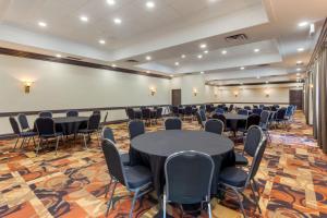 una sala de conferencias con mesas y sillas. en Best Western Plus Toronto Airport Hotel, en Mississauga