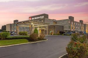 a rendering of the exterior of a hotel with a parking lot at Best Western Plus Bowling Green in Bowling Green