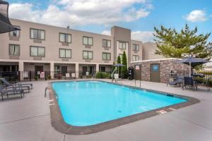 a swimming pool in front of a building at Best Western Plus Bowling Green in Bowling Green