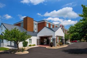 uma representação da frente de um hotel em Best Western Plus Beckley Inn em Beckley