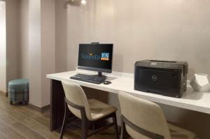 Uma TV ou centro de entretenimento em Sonesta ES Suites Orlando - Lake Buena Vista