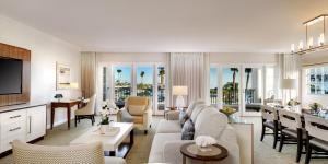 un soggiorno con divano e tavolo di Balboa Bay Resort a Newport Beach