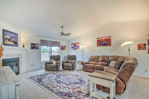 Posezení v ubytování 13 Mi to Lake Powell Mtn-View Home with Deck and BBQ