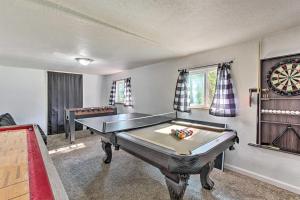 Habitación con mesa de ping pong y diana de dardos en Riverfront Dorena Home with Hot Tub and Game Room!, 