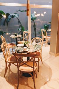 una mesa y sillas con platos y tazas. en LG Golden Suites en San Miguel de Tucumán