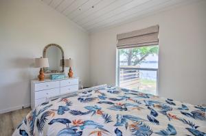 Blanchard的住宿－Waterfront Livingston Home with Dock and Porch!，一间卧室配有一张带蓝色和白色床单的床。