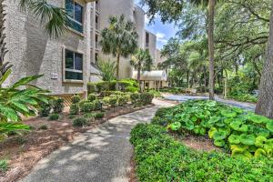 una pasarela frente a un edificio con plantas en Palmetto Dunes Villa with Views Steps to Beach! en Hilton Head Island