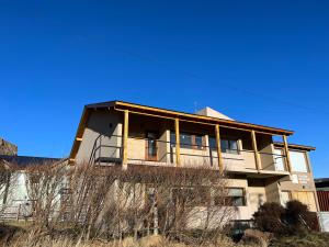 un bâtiment sur une colline avec un ciel bleu dans l'établissement Chalten Mountain Lofts 7, à El Chalten 5 autres photos