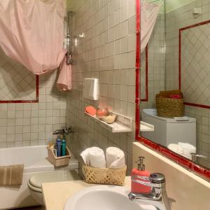 ein Badezimmer mit einem Waschbecken, einem WC und einem Spiegel in der Unterkunft i 3 marinari in Giovinazzo