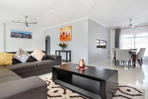sala de estar con sofá y mesa en Prestigious Guest Villa, en Ciudad del Cabo