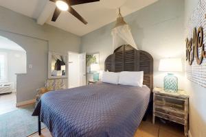 um quarto com uma cama grande e uma cabeceira em madeira em Beachview 321 em Gulf Shores