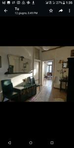un soggiorno con divano e tavolo in una camera di Cà Widmann a Venezia