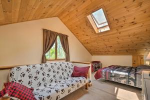 sala de estar con sofá y cama en Campton Retreat with Mtn Views about 3 Mi to Skiing, en Campton