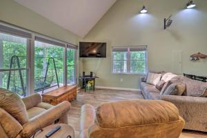 ein Wohnzimmer mit 2 Sofas und einem Sofa in der Unterkunft Watauga Lake Butler Retreat with Private Dock! in Butler