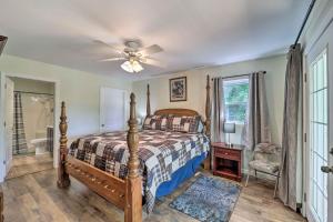 een slaapkamer met een bed en een plafondventilator bij Watauga Lake Butler Retreat with Private Dock! in Butler