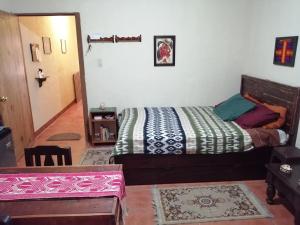 Un dormitorio con una cama grande en una habitación. en CASA ICHIK ANTIGUA GUATEMALA, en Antigua Guatemala