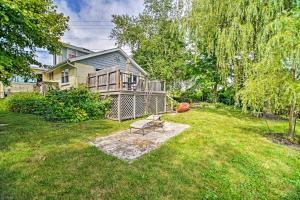 um quintal com um banco e uma casa em Charming Horicon Cottage and Dock on Rock River em Juneau