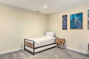 1 dormitorio con 1 cama, mesita de noche y pinturas en Sun-Lit Vernon Condo Less Than 2 Mi to Ski Resort! en Vernon Township