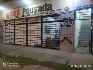 ein Geschäft mit zwei Garagentüren in einem Gebäude in der Unterkunft indaiá Pousada - Posto da Mata-BA in Pasto da Mata