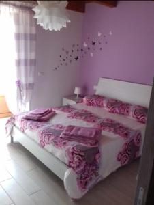 1 dormitorio con 1 cama con sábanas rosas y estrellas en Tenuta il Giardino di Eros, en Albanella