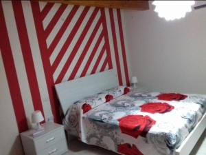 Un dormitorio con una cama con rosas rojas. en Tenuta il Giardino di Eros, en Albanella