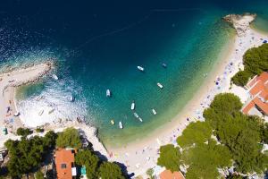 Fotografia z galérie ubytovania Apartments and rooms by the sea Brela, Makarska - 6056 v destinácii Brela